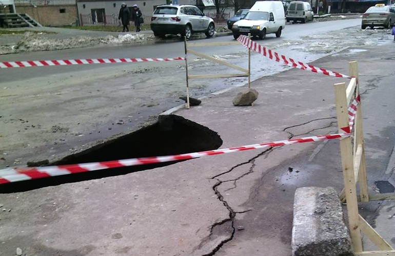 В Житомире на улице Гагарина провалился асфальт: вода подмывает торгово-промышленную палату. ФОТО