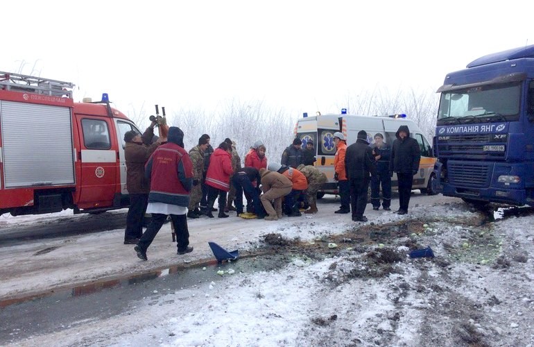 Рейсовый автобус Бердичев–Житомир врезался в фуру: водитель погиб, 17 пассажиров доставлены в больницу. ФОТО
