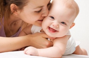 Колики у новорожденного и грудничка: как помочь малышу