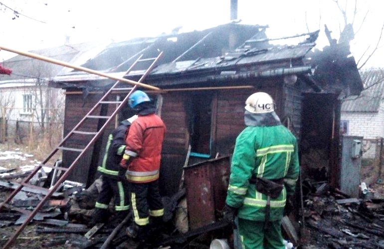 В Житомире во время пожара в летней кухне погиб пожилой мужчина