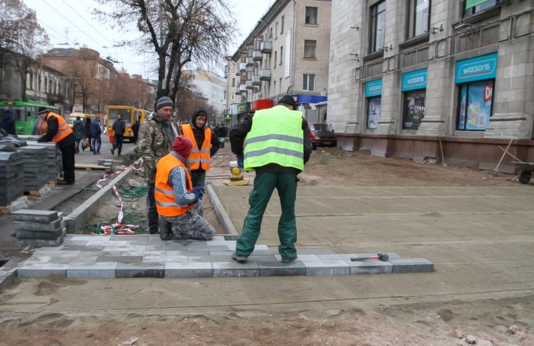В Житомире возле универмага начали класть новую тротуарную плитку. ФОТОРЕПОРТАЖ