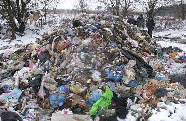Тонны львовского мусора выбросили возле поселка в Житомирской области. ФОТО