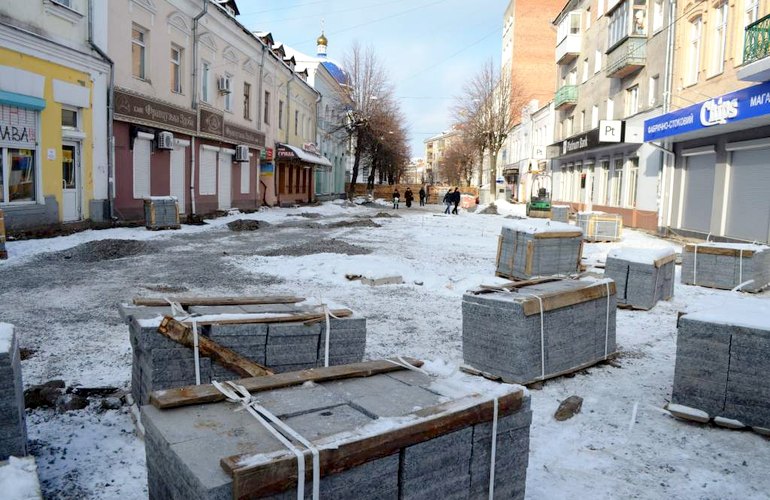 Несмотря на морозы, на улице Михайловской в Житомире продолжают класть плитку. ФОТО