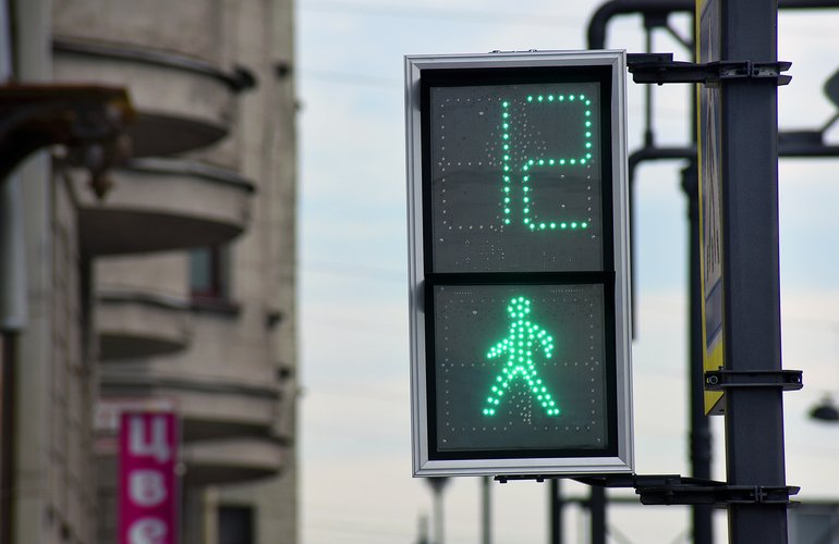 На улицах Житомира начали устанавливать новые светодиодные светофоры. ФОТО