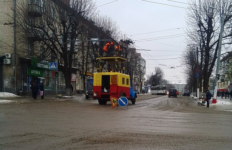 Транспортный коллапс в Житомире: из-за возгорания электропроводов остановились 20 троллейбусов. ФОТО