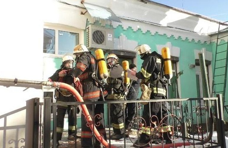 Ликёро-водочный завод в Житомире стал местом учения для 35 пожарных. ФОТО