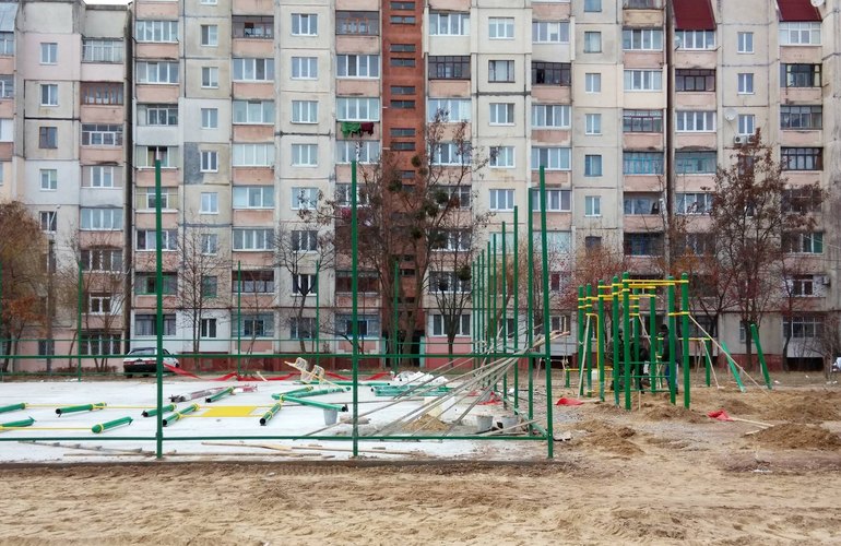 Новая спортплощадка за 1,5 млн гривен будет открыта на Маликова уже весной. ФОТО