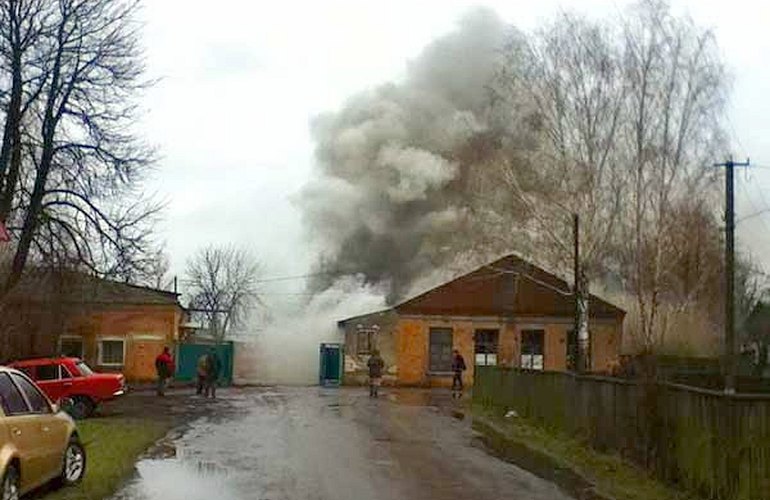 На мебельной фабрике в райцентре Житомирской области произошел пожар. ФОТО