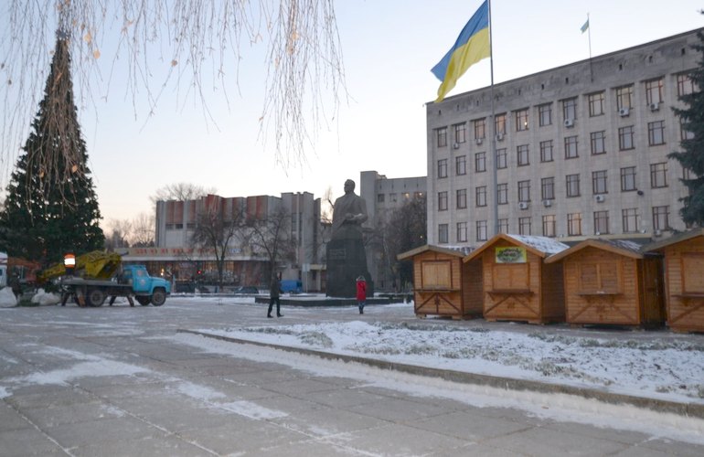 Площадь Королёва в Житомире готовят к проведению Рождественской ярмарки. ФОТО