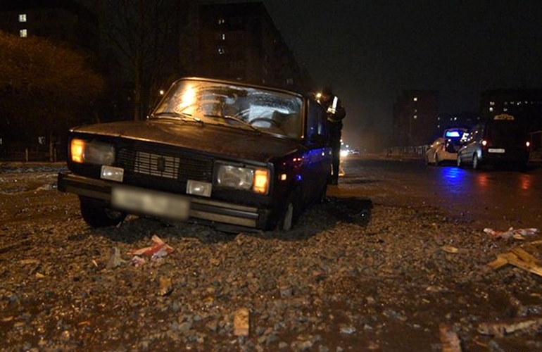 В Житомире водитель «Жигули» угодил в яму-ловушку, которую забыли оградить местные дорожные работники. ФОТО