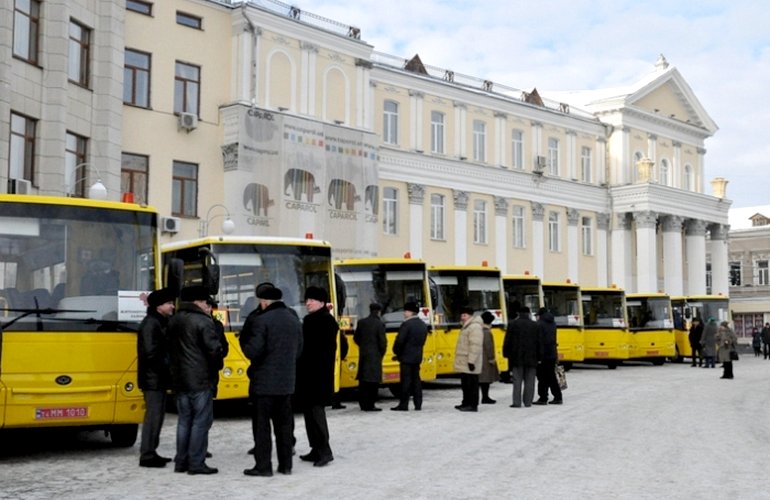 В Житомире презентовали новые школьные автобусы, которые разъедутся по районам области. ФОТО