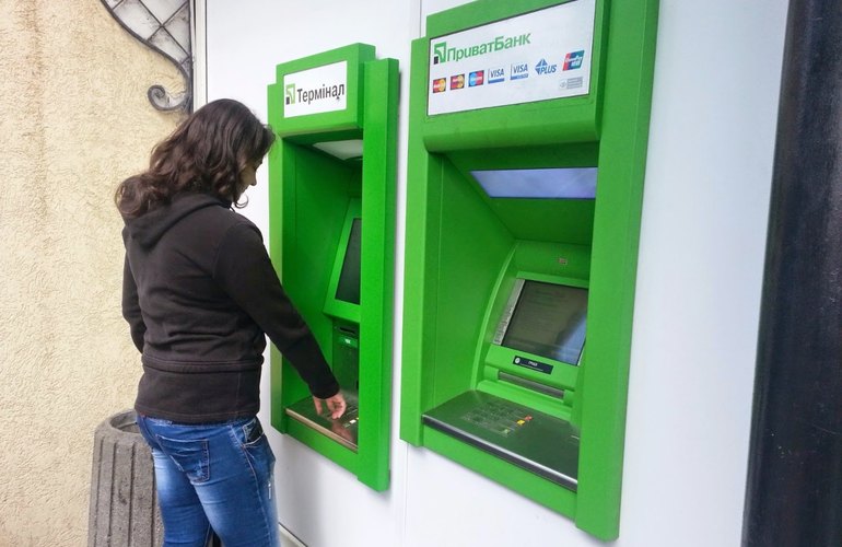 Работа ПриватБанка в Житомире стабилизировалась: кассы снова открыты, банкоматы наполняют наличкой