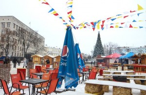 Ярмарка, карусели и шашлыки: в Житомире готовятся к открытию новогодней ёлки. ФОТОРЕПОРТАЖ