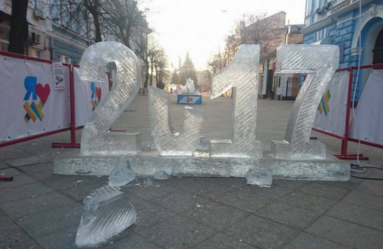 Житомиряне разбили ледовые скульптуры на Михайловской. ФОТО