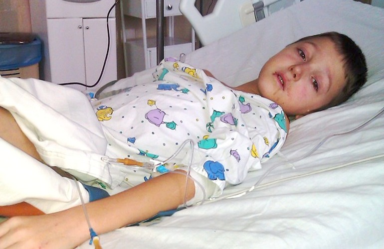 Медики продолжают борьбу за 9-летнего школьника попавшего под троллейбус в Житомире
