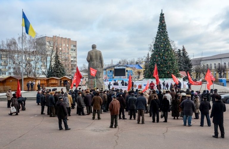 ​В конце года коммунисты решили напомнить о себе, выйдя на митинг в центр Житомира. ФОТО