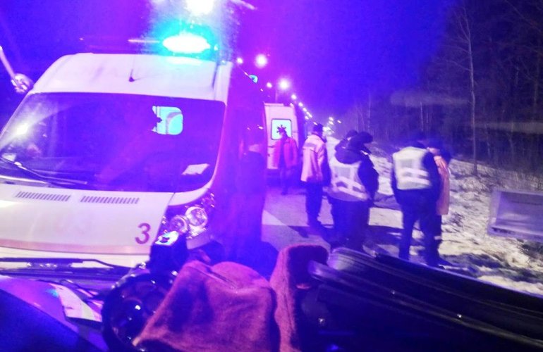 На автотрассе в Житомирской области перевернулся микроавтобус: 1 человек погиб, еще 7 в больнице