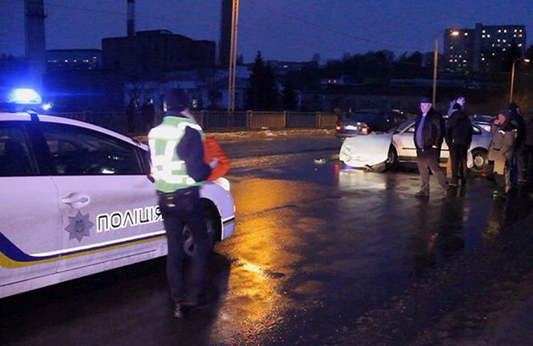 Пьяный военный устроил ДТП на мосту в Житомире. Видео инцидента