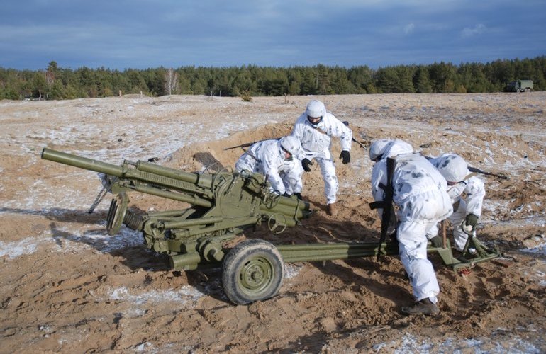 Курсанты ВДВ тренируются на полигоне возле Житомира стрелять из минометов. ФОТО