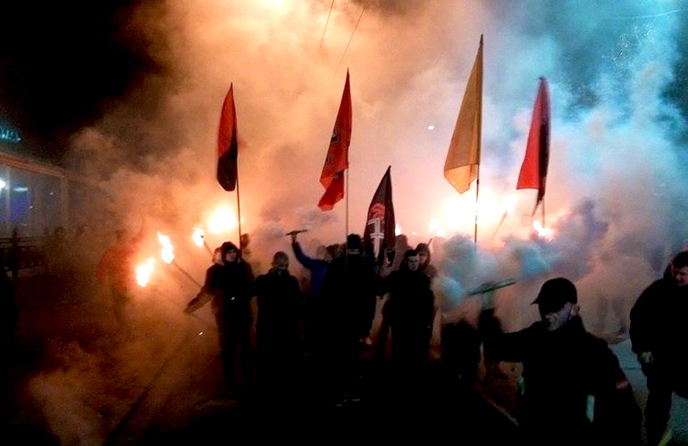День рождения Степана Бандеры в Житомире отметили факельным шествием. ФОТО