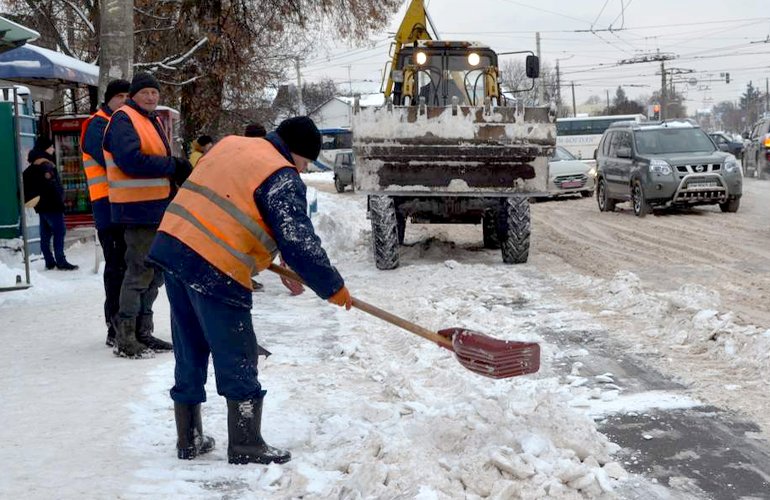 В Житомире остановки общественного транспорта расчищают от снега. ФОТО