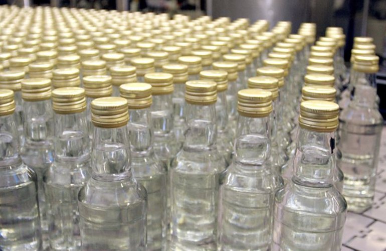 Жителей Житомирщины спаивали поддельным алкоголем, который производили в Киевской области. ФОТО