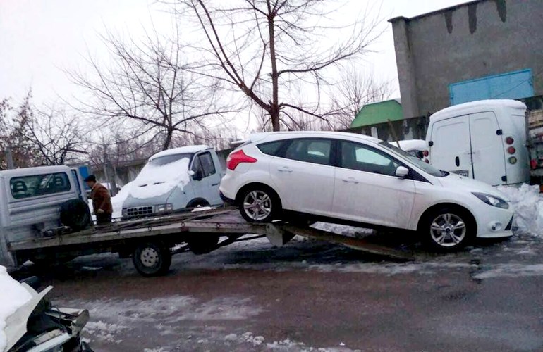 В Житомире припаркованный автомобиль заблокировал движение трамваев. ФОТО