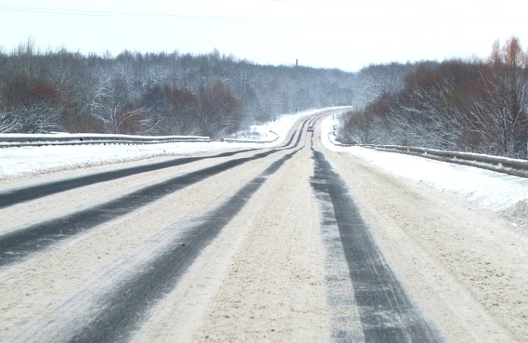 Как в Житомирской области чистят дороги от снега. ФОТОРЕПОРТАЖ