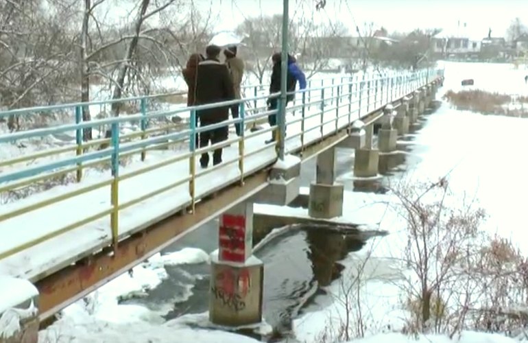 В Житомирской области пьяный мужчина убил товарища, сбросив его с моста в реку