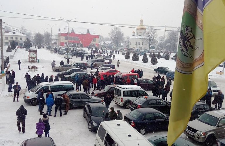 Сотни людей вышли на митинг в Олевске. Народ требует справедливое расследование ночной перестрелки. ФОТО