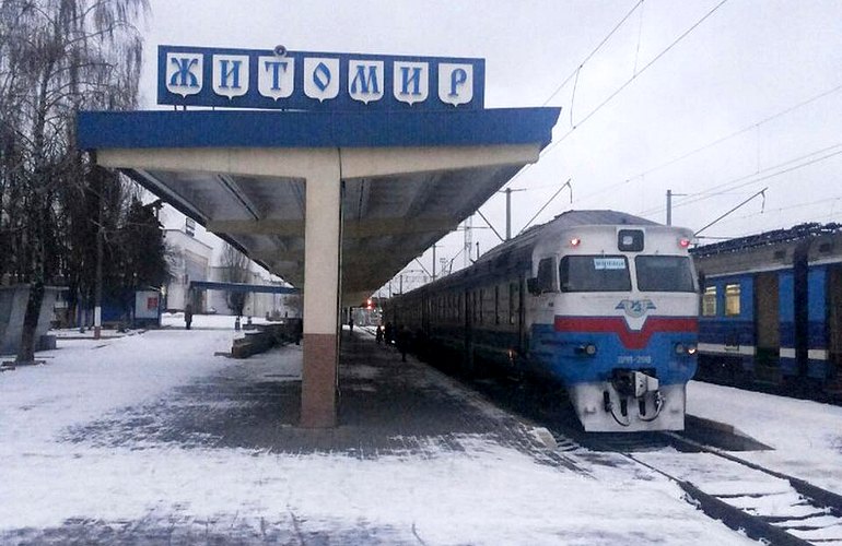 Отрезаны от цивилизации: горожане требуют пустить через Житомир пассажирские поезда