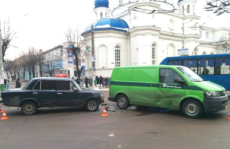 ДТП в центре Житомира: «Жигуль» протаранил инкассаторский автомобиль «ПриватБанка». ФОТО