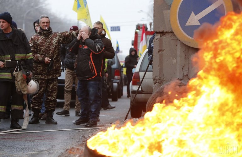 Активисты блокируют движение на въезде в Киев со стороны Житомира, трасса окутана дымом. ФОТО