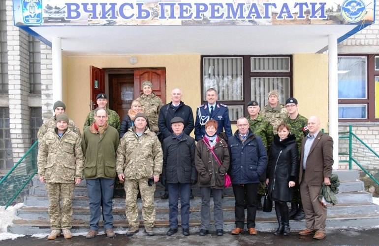 Иностранные военные эксперты посетили центр подготовки курсантов-десантников в Житомире. ФОТО
