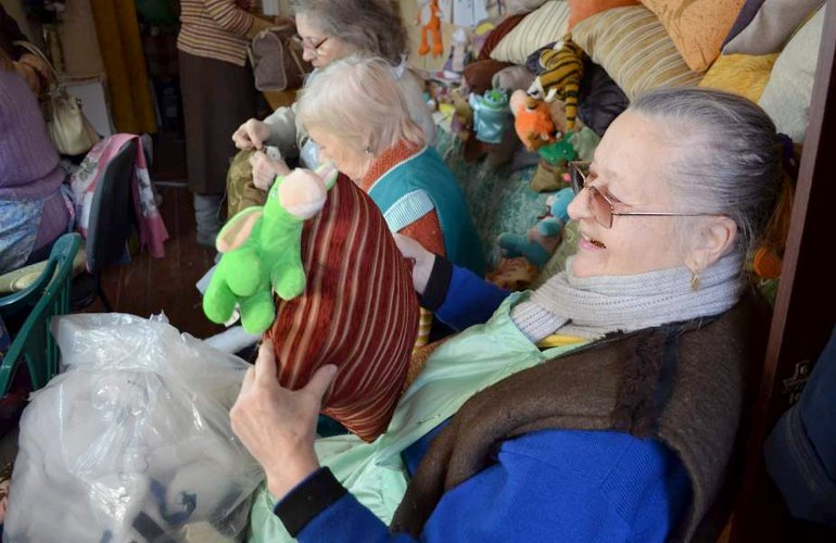 Житомирские пенсионерки продолжают активно вязать носки и шить белье для бойцов АТО. ФОТО