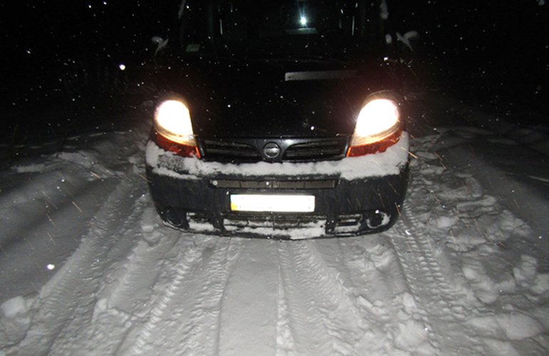 В Житомирской области умер мужчина, толкая застрявший автомобиль из сугроба