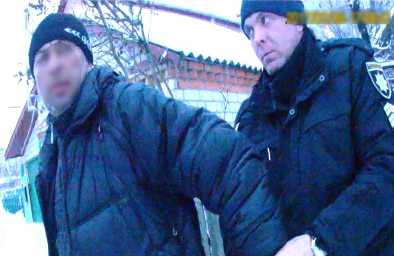 Курьезное задержание в Житомире: вор, избивший свою жену, прятался от полиции в диване. ФОТО