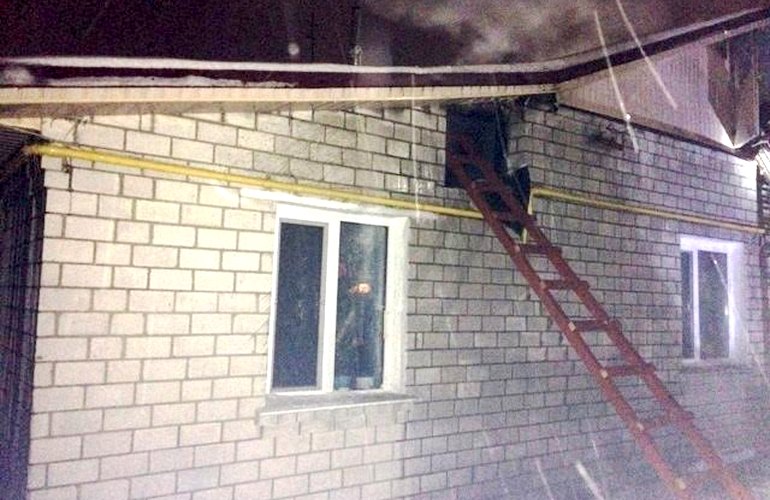 В Житомире пожарные спасли пенсионерку из горящего дома