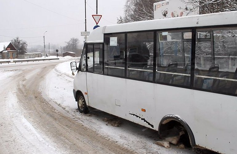 «Несерьезное ДТП»: при въезде в Житомир у маршрутки отвалилось колесо. ФОТО