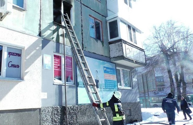 На улице Мазепы в Житомире горела квартира в 5-этажке. ФОТО