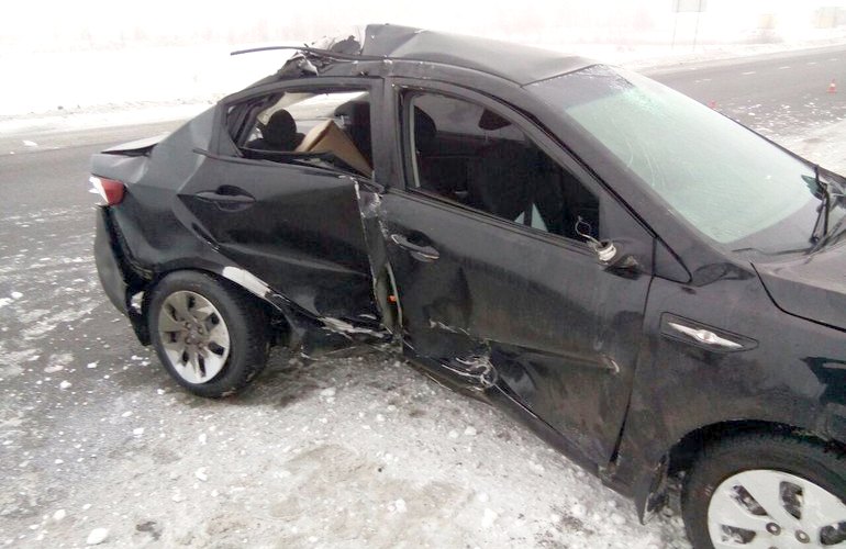 Китаец заснул за рулем и врезался в отбойник на автотрассе в Житомирской области. ФОТО