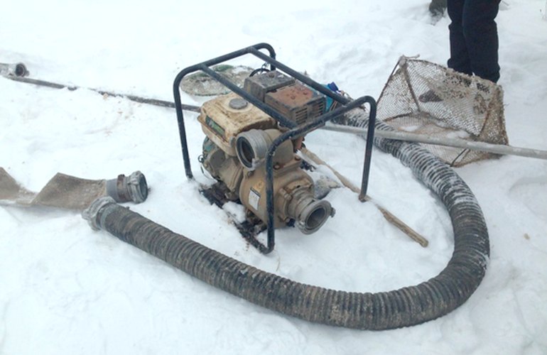 На севере Житомирской области задержали копателей янтаря с мотопомпами