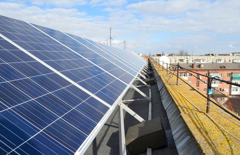 Зеленая энергия: в Житомире на крыше 5-этажки построили солнечную электростанцию. ФОТО