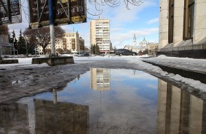 Весна близко: растаявший снег затопил улицы Житомира. ФОТОРЕПОРТАЖ