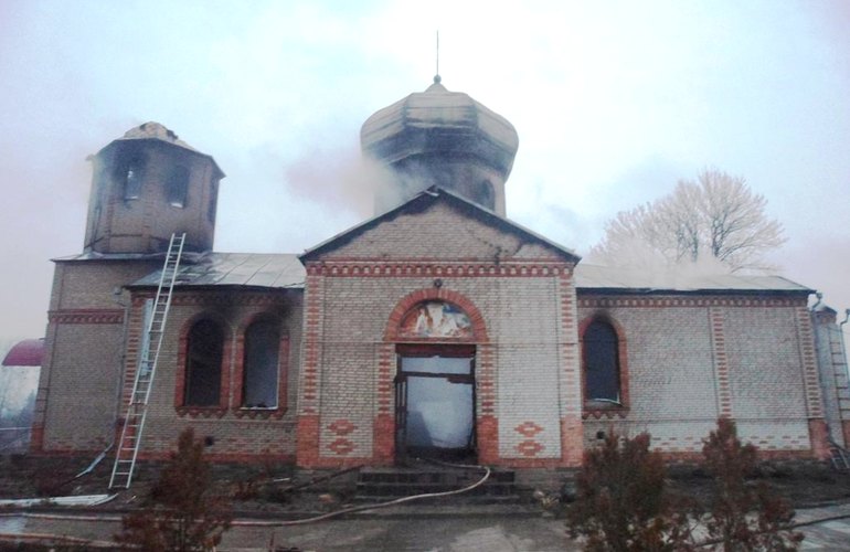 Мощный пожар практически уничтожил церковь в посёлке на Житомирщине. ФОТО