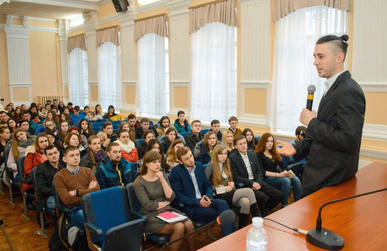 Фронтмен группы «Антитіла» Тарас Тополя провёл в Житомире встречу со студентами. ФОТО