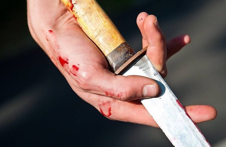 Семейное застолье на Житомирщине: в ходе ссоры отец нанес ножевое ранение сыну