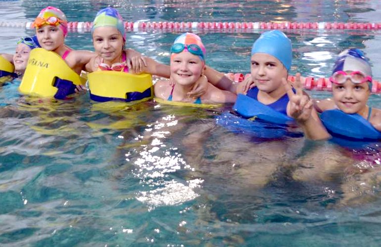 200 детей в течении двух месяцев будут бесплатно посещать бассейн в Житомире. ФОТО