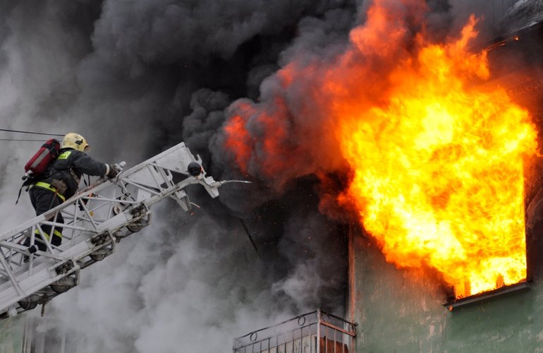 В Житомирской области женщина выпрыгнула с 4 этажа, спасаясь от пожара