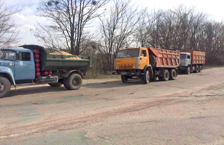 Незаконная добыча: под Житомиром полиция задержала 7 грузовиков с песком. ФОТО